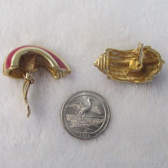 St. John Magenta Enamel and Goldtone Clip-on Earrings Vintage 1980s - Picture 5 of 6
